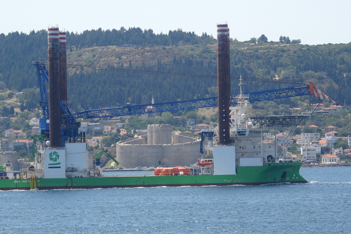 132 metre uzunluğundaki platform Çanakkale Boğazı'ndan geçti