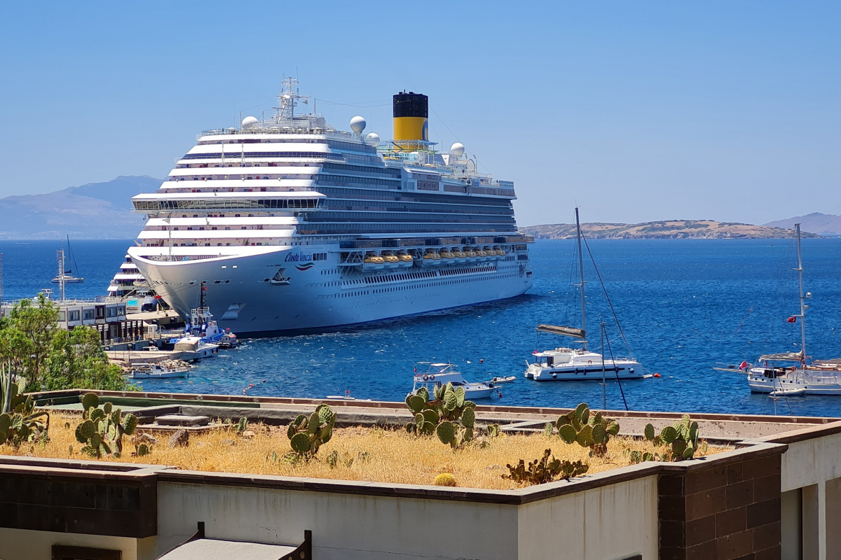 323 metre uzunluğundaki dev gemi, bir kez daha Bodrum'da