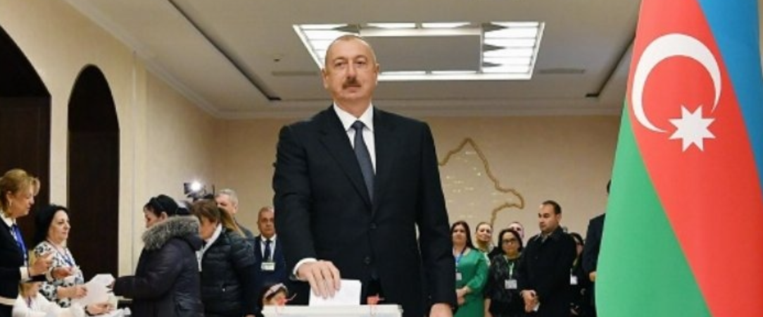 Azerbaycan'ın görevdeki cumhurbaşkanı ezici bir farkla 5. seçimi kazandı