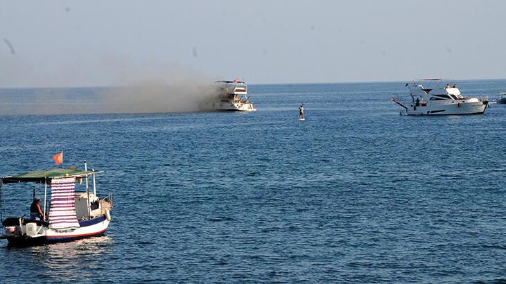 Antalya'da lüks yat denizde yandı