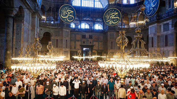 Ayasofya Camii'nde binlerce kişi bayram namazı kıldı