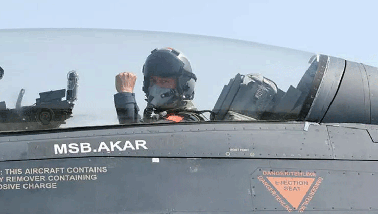 Bakan Akar'dan Yunanistan'a F-16'lı mesaj! Ege'de gövde gösterisi yaptı