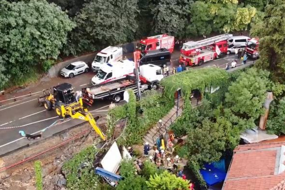 Beykoz'da bir restoranın istinat duvarı çöktü! Çöken duvarın altında kalan bir kişi var