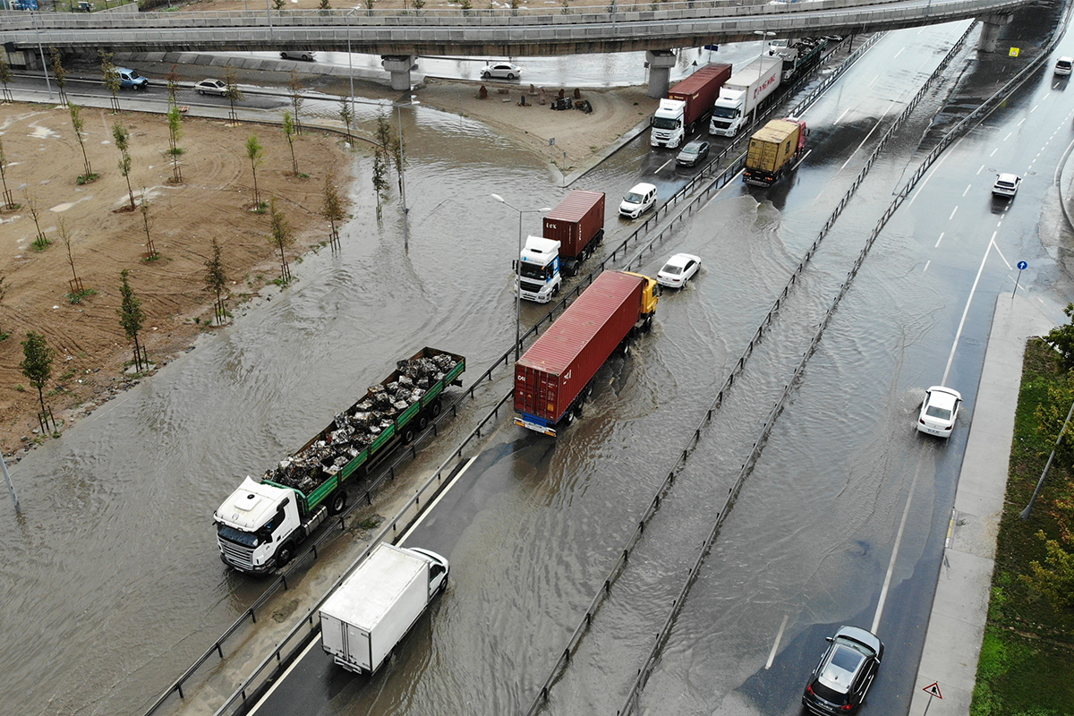 Beylikdüzü'nde yollar göle döndü!