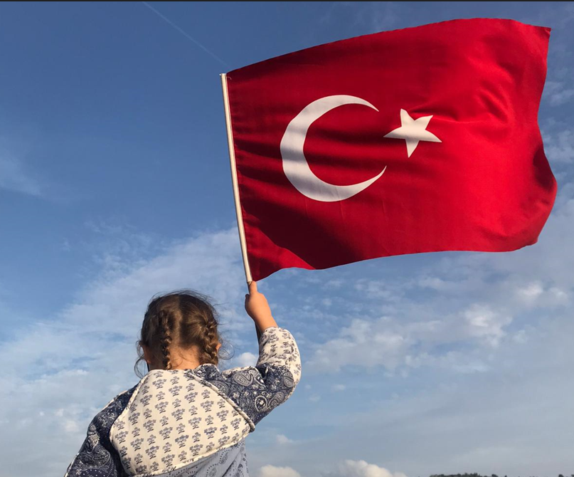  100. yılda Cumhuriyet Bayramı Coşkusu! İstanbul Boğazı`ndaki geçit törenini izlemek isteyen vatandaşlar sahil kenarlarına akın etti