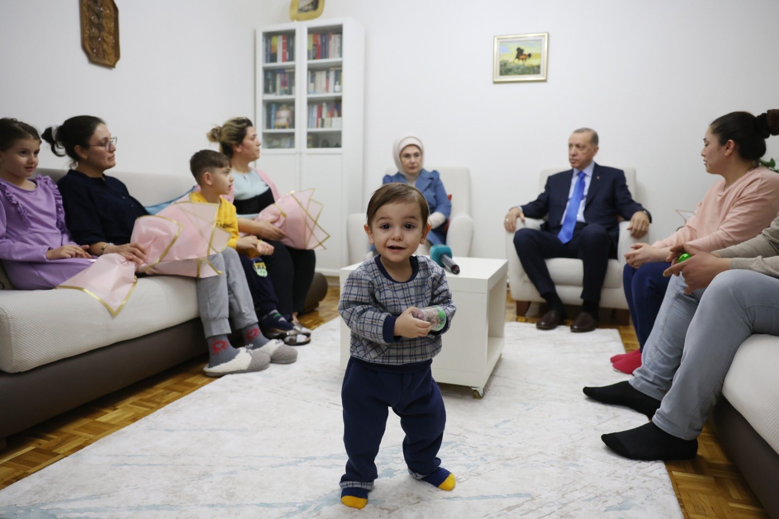 Cumhurbaşkanı Erdoğan, afetzede Hülya Çelebi ve ailesini Ankara'da yerleştikleri evde ziyaret etti.