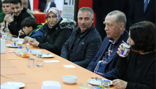 Cumhurbaşkanı Erdoğan, Balıkesir'de depremzedelerle yemek yedi