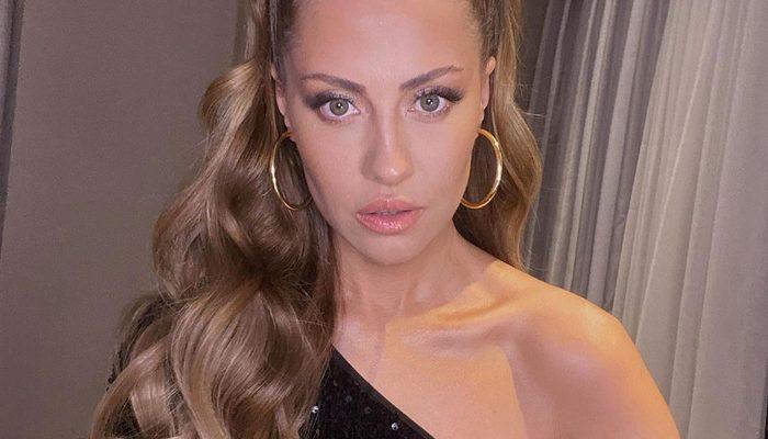 Derya Uluğ'un mavi bikinili tatil pozuna takipçisinden yorum "Utanır insan..."