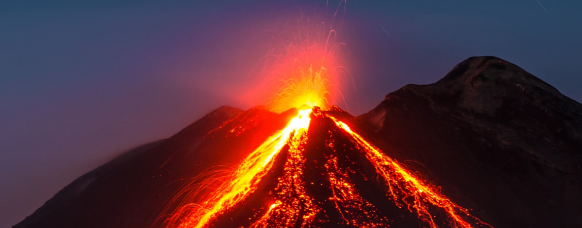 Etna yanardağı yeniden faaliyete geçti Sicilya havalimanını kapattı