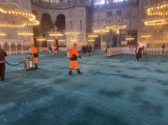 Ayasofya Cami Ramazan ayı öncesi gül suyu ile yıkanarak temizlendi.
