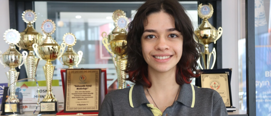 Türkiye Diyarbakır'da yaşayan 18 yaşındaki Gül Karen Aça'nın başarısını konuşuyor.