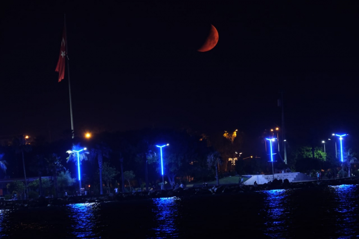 İskenderun'da Yarım Ay kartpostallık manzara oluşturdu