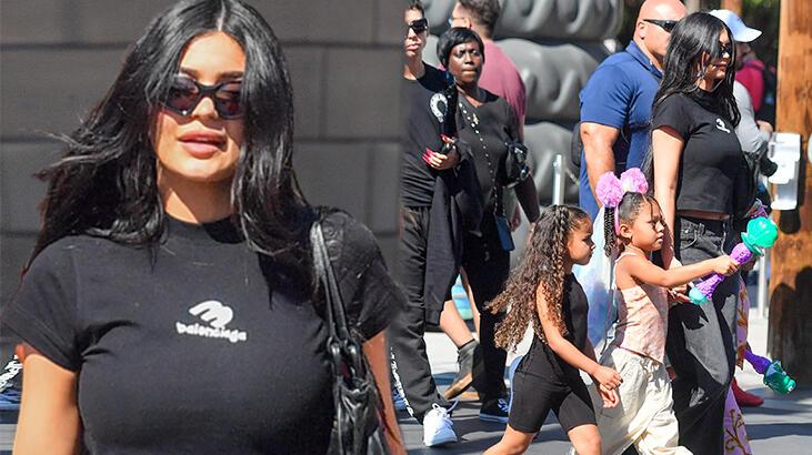 Kylie Jenner altı kişiden oluşan 'yardımcı' ekibiyle eğlence parkında!