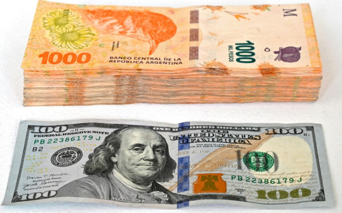 Arjantin para birimini yüzde 50'den fazla devalüe edecek