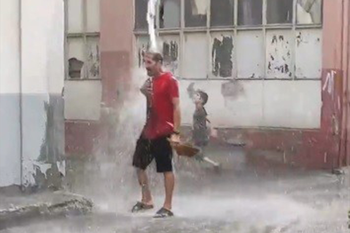 Sağanak yağmurda oluktan akan suyla böyle banyo yaptı