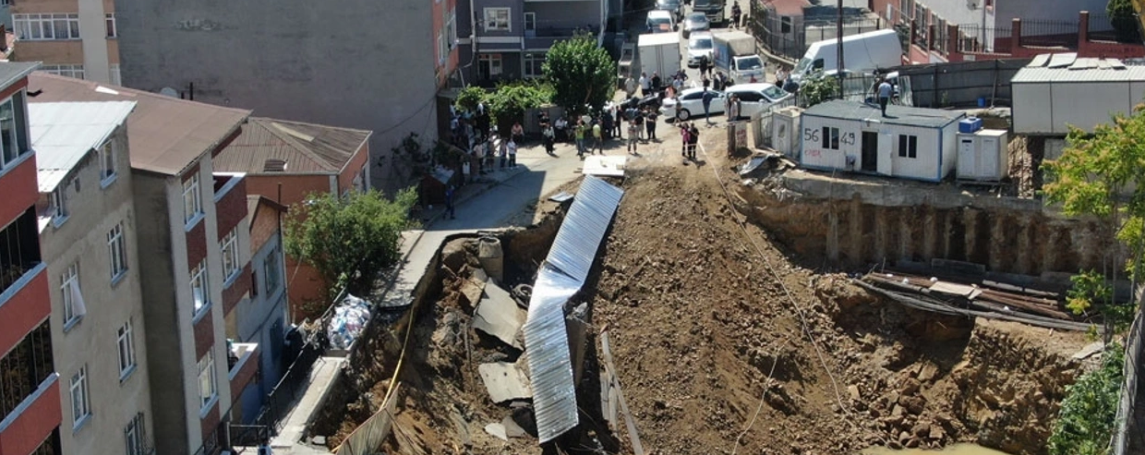 İstanbul sarıyer'de kazı sırasında yol çöktü