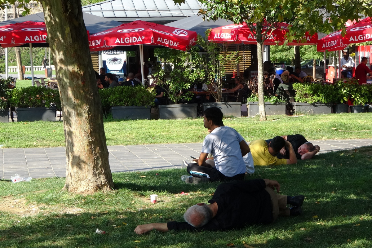 Sıcaktan bunalan vatandaşlar kendini Gezi Parkı'na attı