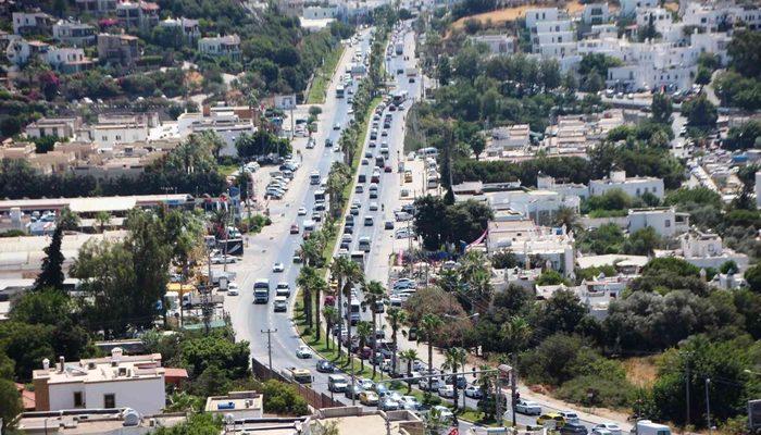 Tatilci akını başladı! Bodrum'a girişte trafik kilitlendi, sahiller dolmaya başladı