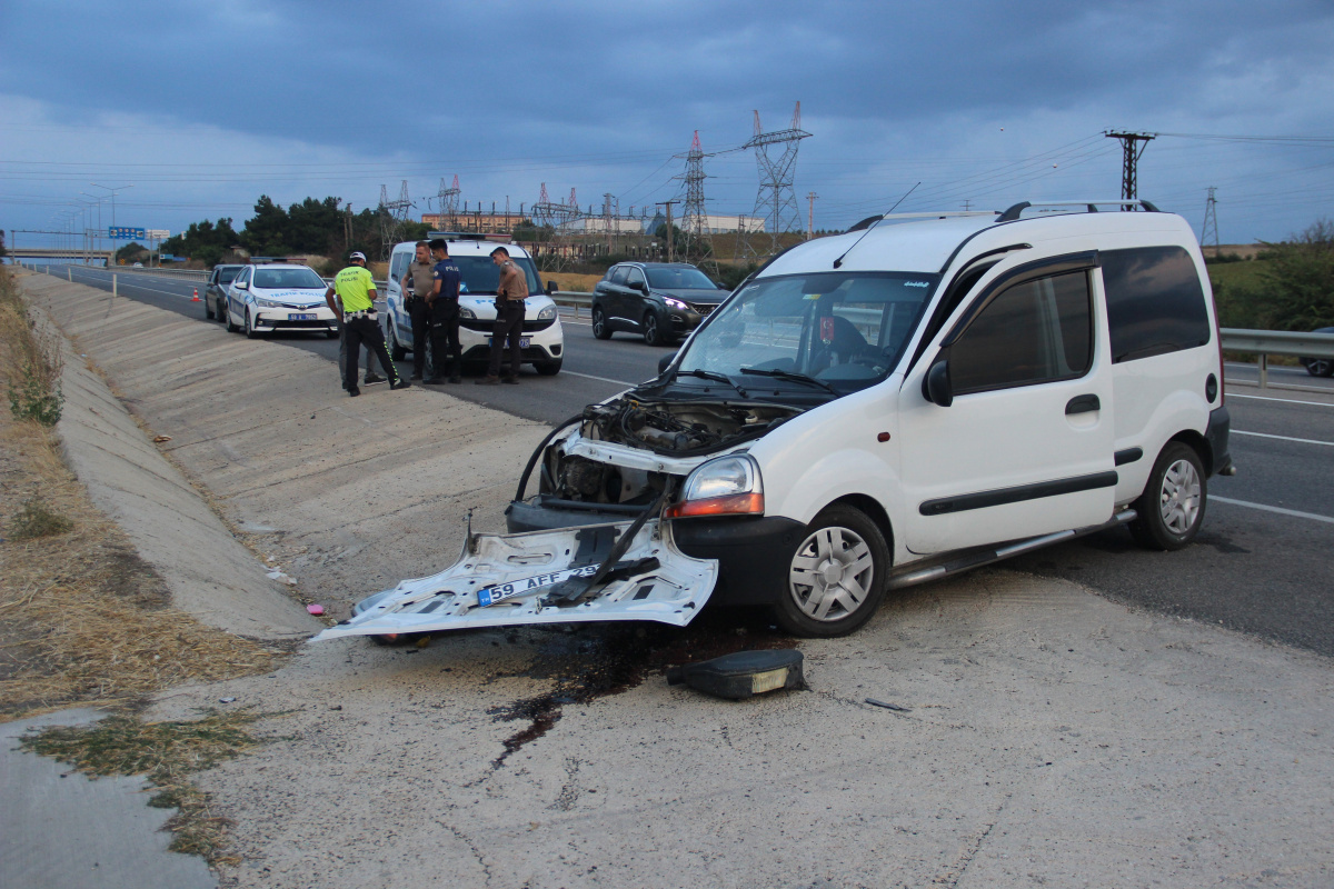 Tekirdağ'da hafif ticari araç su kanalına çarptı: 2 yaralı