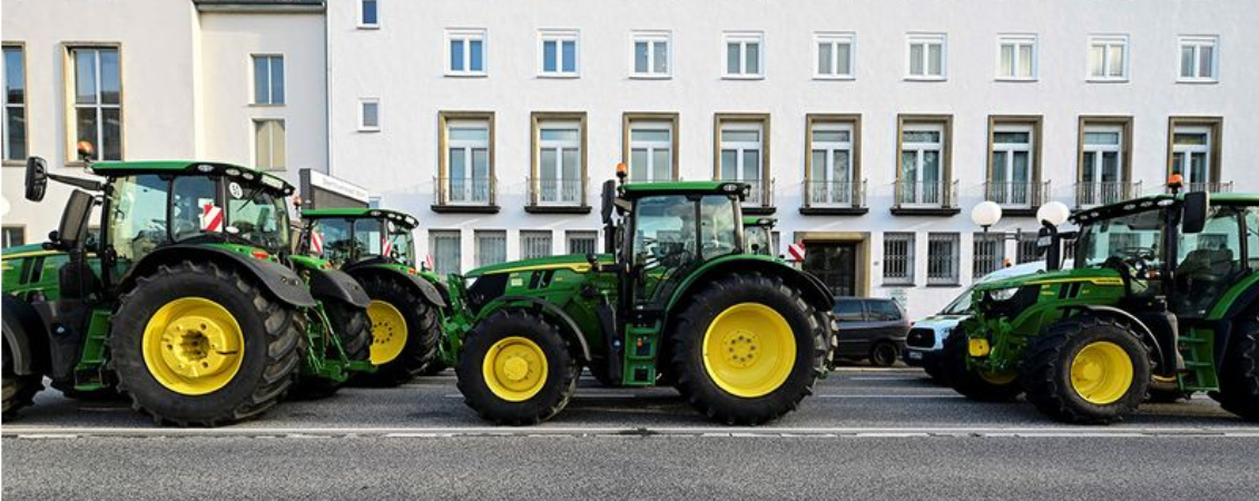 Almanya: Çiftçiler protesto amacıyla yolları traktörler ve kamyonlarla kapatıyor