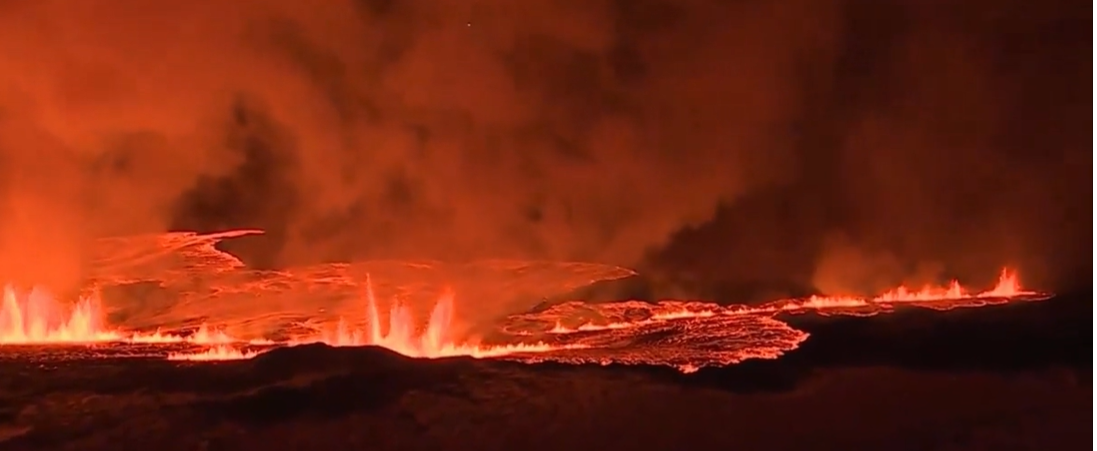 İzlanda'da bir volkanik patlama 3 kilometrelik yerde çatlak 