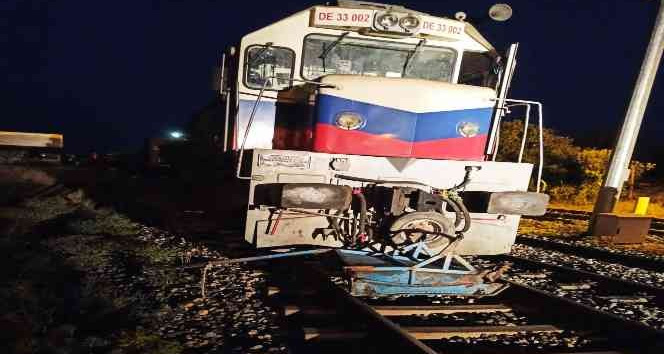 Yük treni hemzemin geçitte eşek arabasına çarptı: 1 ağır yaralı